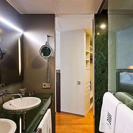 Hotel Reina Petronila 5*