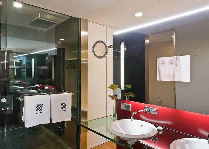 Hotel Reina Petronila 5*