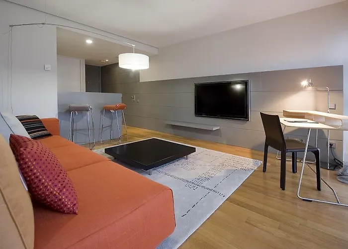 Hotel Reina Petronila 5*